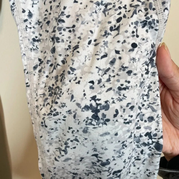 Athleta Sandstone Stash Pocket Salutation Tight White Grey Women's Small - Picture 3 of 14